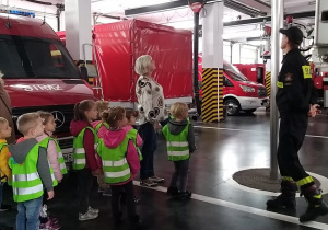 Dzieci oglądają rurę strażacką