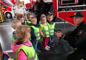 Dzieci oglądają węża strażackiego