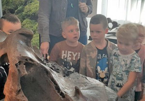 Dzieci oglądają czaszkę mamuta
