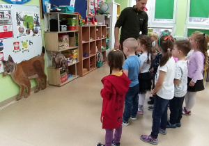 Dzieci rozpoznają zwierzęta leśne