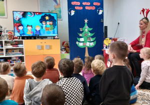 Dzieci rozwiązują interaktywne zagadki dotyczące tradycji Świąt Bożego Narodzenia