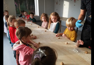 Dzieci badają właściwości mąki