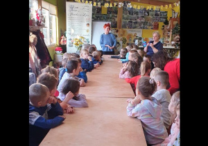 Dzieci słuchają pogadanki o produkcji pierników