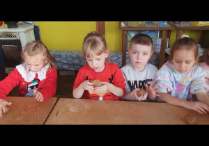 Dzieci ugniatają piernikowe ciasto