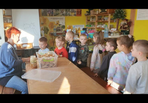 Dzieci degustują miód posmarowany na chlebie