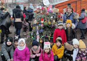 Przedszkolaki prezentują przystrojone drzewko świąteczne