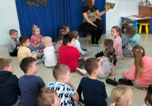 Dzieci słuchają bajki pt. "Kot w butach"