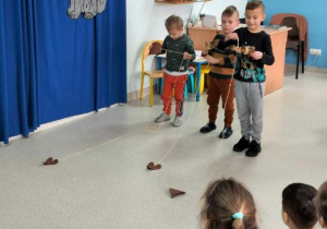 Dzieci przyciągają myszki na włóczce
