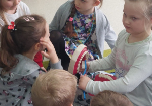Dzieci uczą się prawidłowego dbania o higienę jamy ustnej