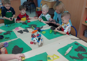Dzieci wykonują różne kształty z gliny za pomocą foremek