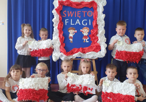 Dzieci z grupy Wiewiórki prezentują wykonane flagi