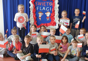 Przedszkolaki z grupy Żabki prezentują wykonane flagi