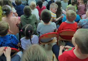 Dzieci oglądają spektakl teatralny "O Michałku nieśmiałku i piesku Wigorku"