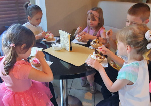 Dzieci degustują własnoręcznie wykonane desery lodowe.
