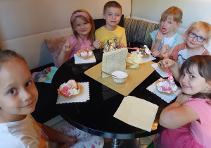 Dzieci degustują desery lodowe wykonane według własnych upodobań.