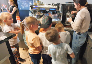 Dzieci zapoznają się ze sposobem parzenia kawy.