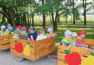 Dzieci jadą wagonikami.