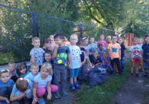 Dzieci po sprzątaniu okolic przedszkola