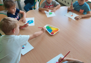 Dzieci malują kropki farbami