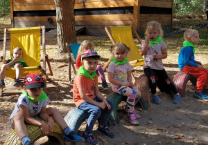 Dzieci utrwalają kolory wśród opon