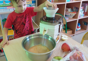 Soczek jabłkowy wykonany przez dzieci