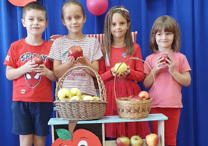 Dzieci wykonują pamiątkowe zdjęcie z okazji Dnia Jabłka