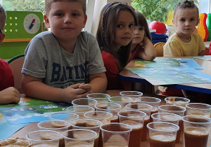 Degustacja soku jabłkowego wykonanego przez dzieci