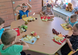 Dzieci podczas krojenia owoców