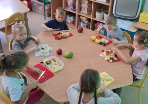 Przedszkolaki robią sałatkę owocową