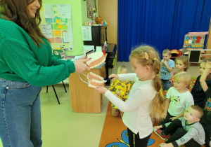 Dzieci trenują mycie zębów na sztucznej szczęce