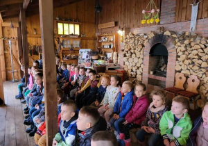 Dzieci słuchają informacji o pochodzeniu ziemniaków i kapusty.