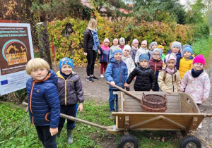 Dzieci zabierają na pole wózek i koszyki na ziemniaki.
