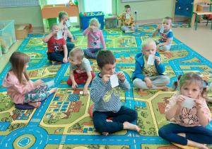 Dzieci ćwiczą oddech z karteczkami