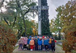 Dzieci odwiedzają cmentarz wojenny