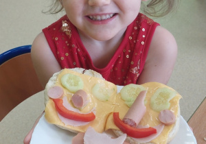 Dziewczynka prezentuje przygotowaną kanapkę