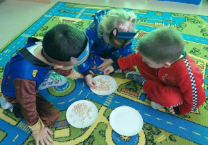 Dzieci oddzielają fasolę od grochu
