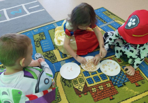 Dzieci oddzielają fasolę od grochu