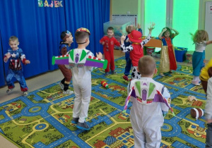 Przedszkolaki tańczą do bajkowej muzyki