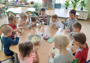 Dzieci degustują sałatkę owocową