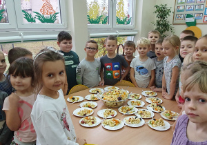Dzieci prezentują przygotowaną przez siebie sałatkę owocową