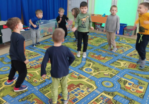 Dzieci naśladują ruchy jeżyka w zabawie "Na dywanie siedzi jeż"