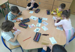 Dzieci kolorują ilustracje z wybranymi przez siebie prawami dziecka