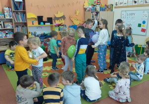 Dzieci tańczą z balonami przy muzyce