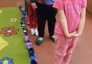 Dzieci ustawiają buty