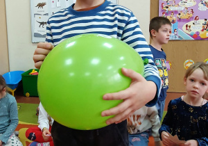 Chłopiec przekłuwa balon z wróżbą