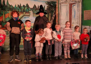 Dzieci odbierają nagrody podczas musicalu "Zaczarowany zamek"