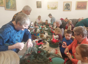 Warsztaty robienia stroików bożonarodzeniowych w Dziennym Domu Pobytu