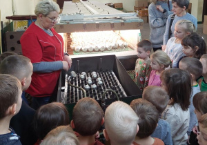 Przedszkolaki poznają proces srebrzenia bombek
