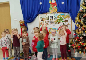Dzieci tańczą do świątecznej piosenki