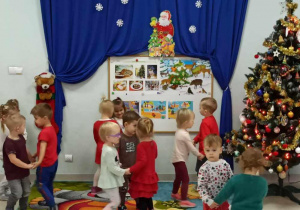 Dzieci tańczą do świątecznej piosenki